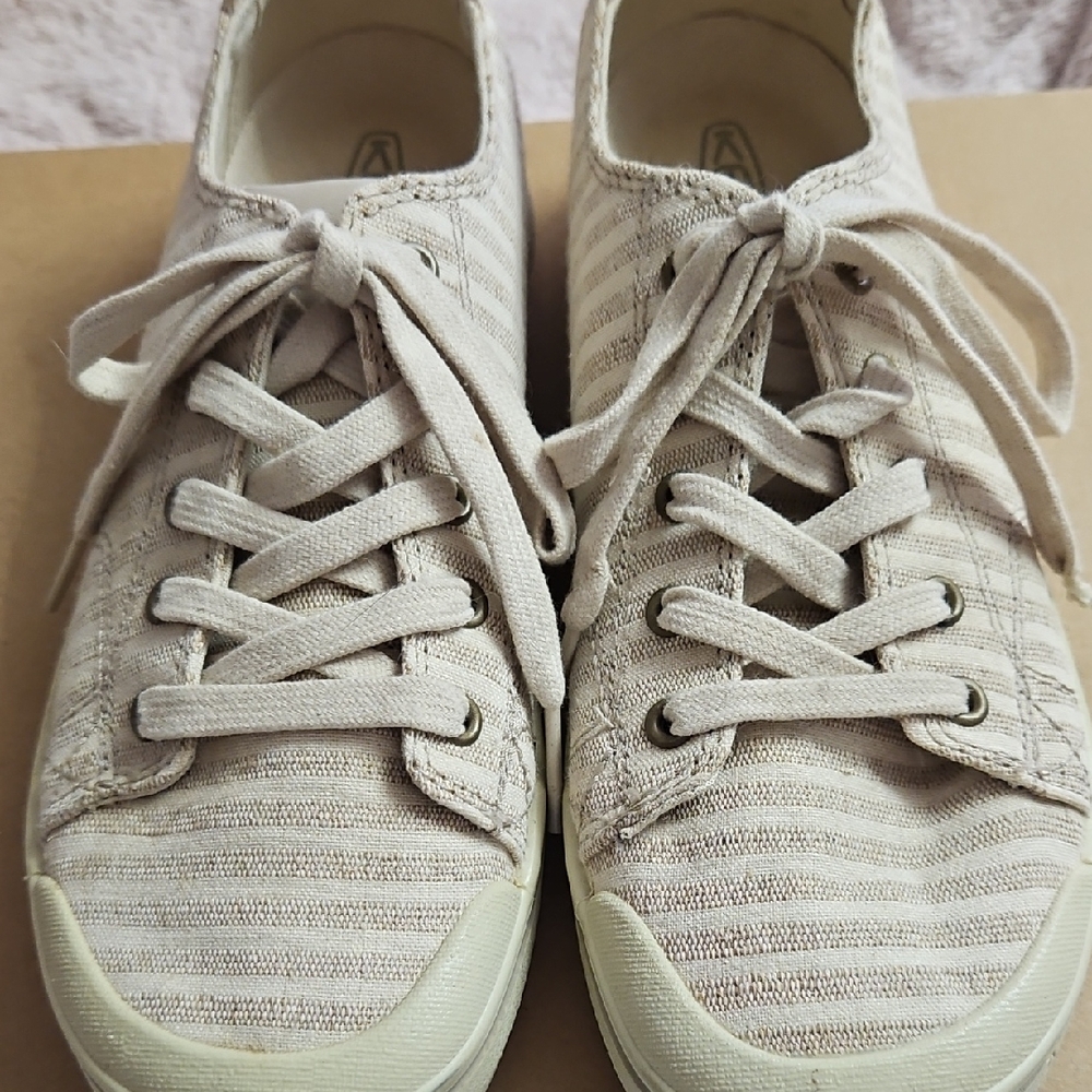 EUC KEEN SNEAKERS